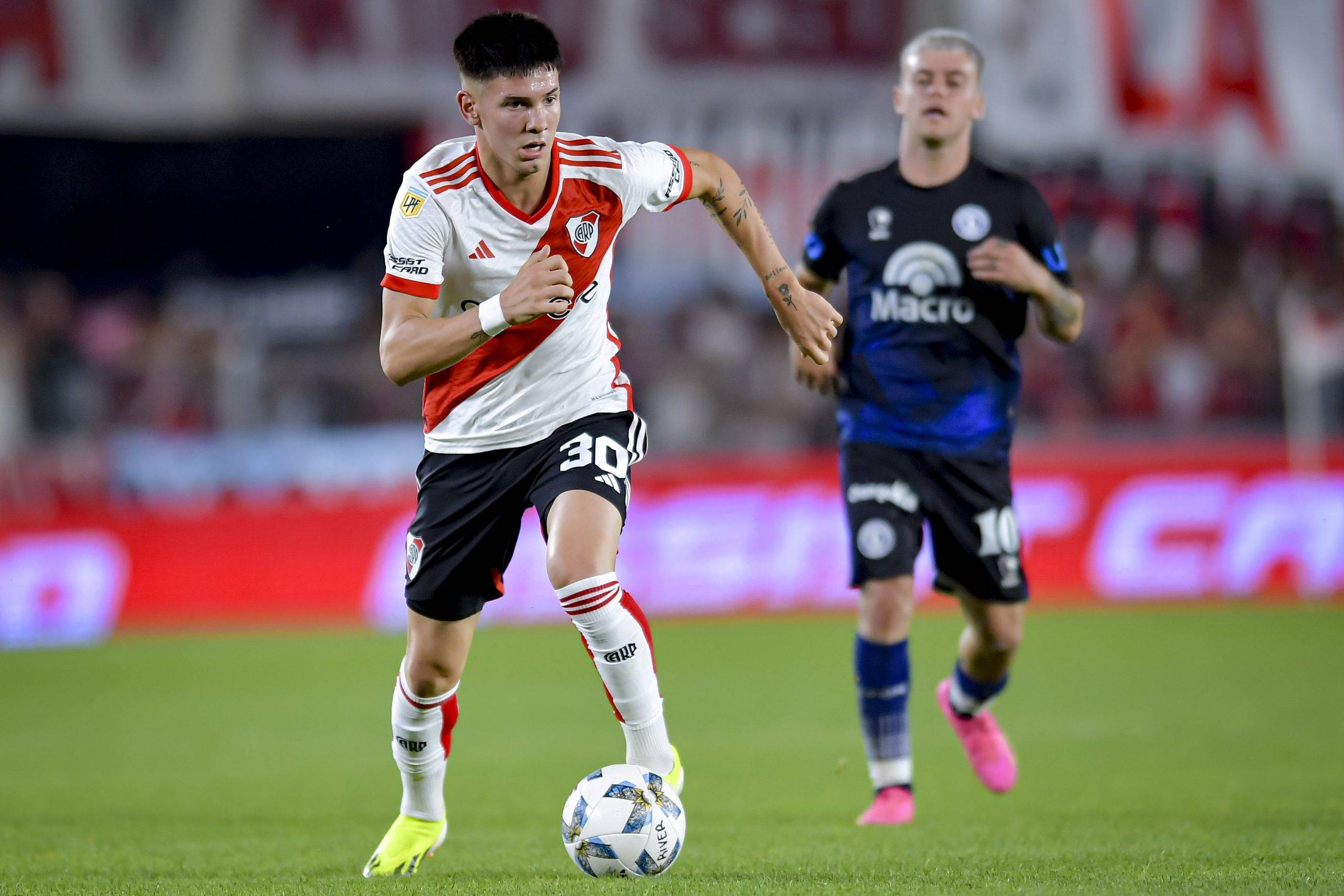 关于足球球员突破自我，表现堪称完美的信息