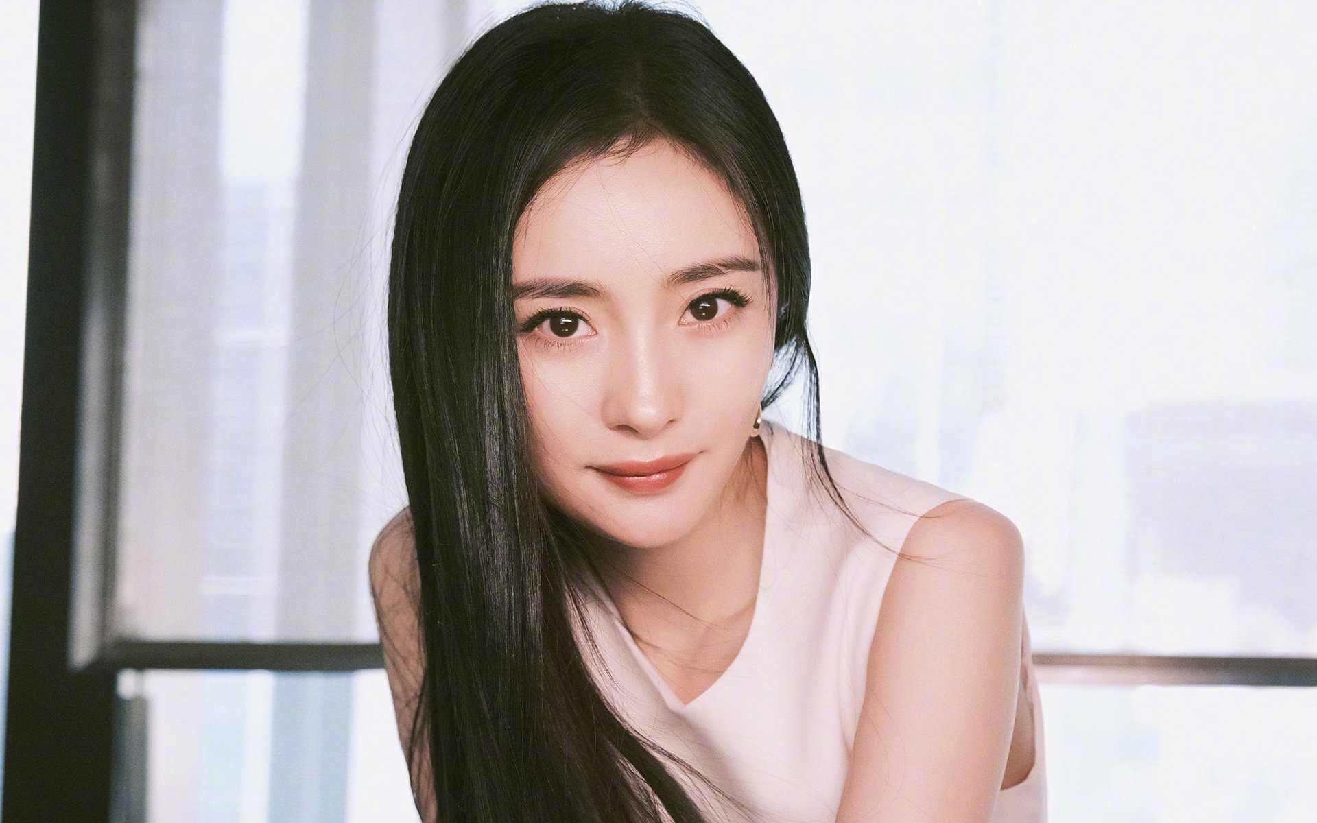 引擎轰鸣与热血沸腾，当F1新纪元在夜色中启程，纽约之子的高光正刺破苍穹